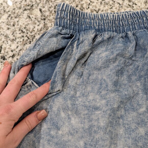 TORRID Chambray Ruffle Hem Skirt 1/1X/14-16 SUPER SOFT Flowy Faded Denim-Look - Picture 4 of 9